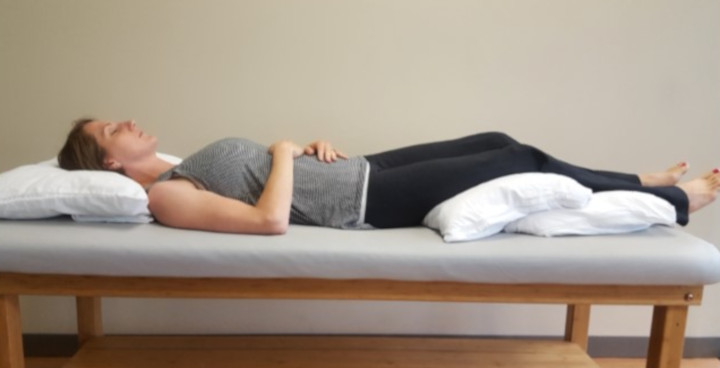 Telentang dengan Bantal