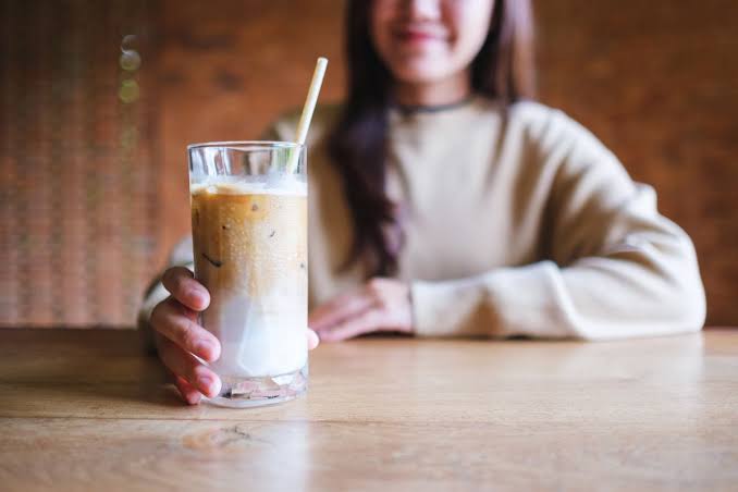 Benarkah Tidak Boleh Minum Air Dingin Saat Menstruasi? Kenali Manfaat & Efek Sampingnya!